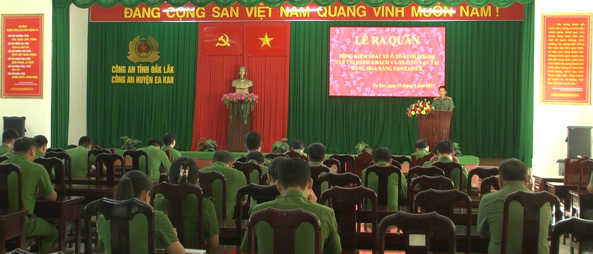 Công an huyện Ea Kar tổ chức Lễ ra quân tổng kiểm soát xe ô tô kinh doanh vận tải hành khách và xe ô tô vận tải hàng hóa bằng container